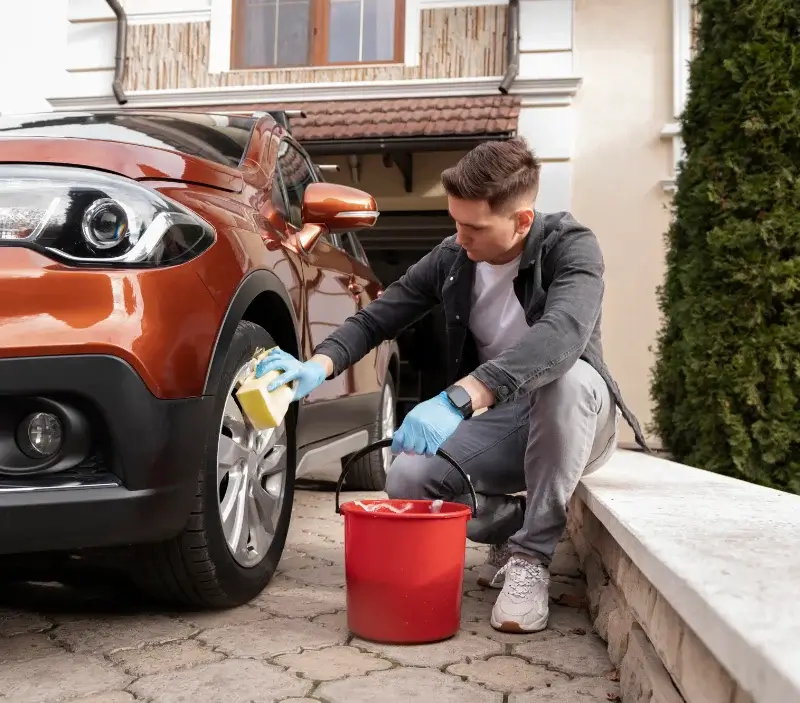 Lavage auto à domicile Paray-Douaville : professionnel intervenant sur un véhicule